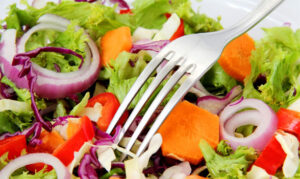 Salad of onion, tomatoe and lettuce shows how reducing toxic and allergenic loads through a healthy diet supports immune health