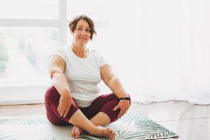 pic of woman doing yoga a great natural remedy for menopause